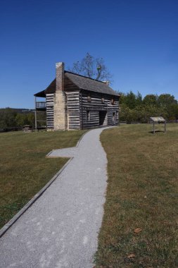 Eğri yol Jacob Wolf House Tarihi Sitesi ve Bölge Adliyesi 'ne çıkıyor. Ev Norfork, Arkansas 'ta.. 