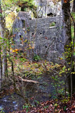 Blanchard Springs Mağaraları 'ndaki eski Mitchell' s Mill 'in dış manzarası. Kuzey Sylamore Deresi eski değirmenin altından geçiyor.