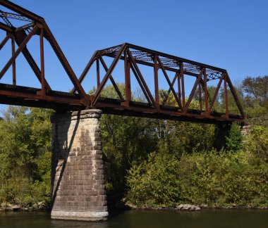 Norfork, Arkansas 'taki Norfork Demiryolu Köprüsü' nde eski taş işçileri var. Rusty, çelik demiryolu köprüsü Norfork 'taki Beyaz Nehir' i geçiyor..