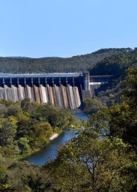 Norfork Barajı, Norfork, Arkansas 'ın uzak manzarası Norfork Nehri' ni engelleyen beton bir yapıdır..