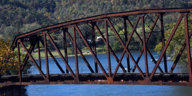 Demiryolu köprüsü Norfork, Arkansas 'taki White River' ın North Fork 'unu kapsar. Çelik kiriş köprüsü paslanmış ve yıpranmış..