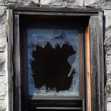 Pencerenin kapatılmasında kırık pencere camı kırıkları görülüyor. Pencere Arkansas 'ın Calico Rock kasabasındaki tarihi bir hayalet kasabaya ait..