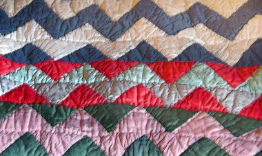 Arka planda Rick raf dizaynı var. Mavi, beyaz, kırmızı ve yeşil. Modası geçmiş tasarım, halının içinde meme uçlarını ve büzüklerini gösteriyor.