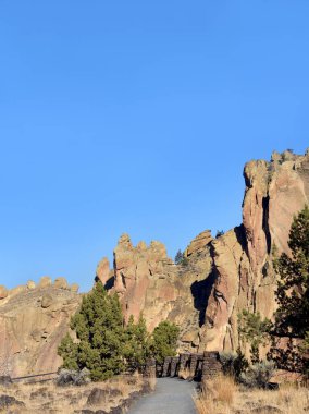 Oregon 'daki Smith Rock State Parkı' nda park mimarisinin bir parçası olarak taş sütunlar var..