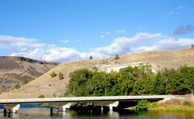 Deschutes Nehri, Oregon 'daki Warm Springs yakınlarındaki köprünün altından akar..  