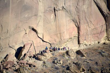 Grup, sabahın erken saatlerinde Oregon 'daki Smith Rock State Park turunda rehberlik ediyor. Dik uçurum grubun üzerine yükselir.