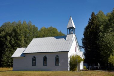 Fort Klamat Cemaati Metodist Kilisesi ağaçlar ve mavi gökyüzüyle çevrilidir. Ahşap kilise beyazdır ve mavi ile süslenmiştir. Teneke bir çatısı ve çan kulesi var..