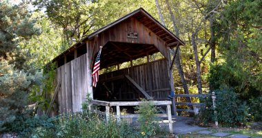 Kayıp Creek Köprüsü Jackson County, Oregon 'da bulunuyor. 1881 'de inşa edilmiş ve Lost Creek' in üzerine kurulmuş..