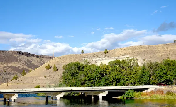 Deschutes Nehri, Oregon 'daki Warm Springs yakınlarındaki köprünün altından akar..  