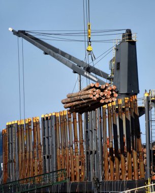 Gemi Coos Bay, North Bend, Oregon 'daki terminalde kerestelerle yükleniyor. Turna yükünü gemiye kaldırır.
