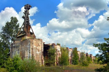 Tamarack City, Michigan yakınlarındaki Ahmeek Stamp Mill 'in kalıntıları aşırı gelişmiş ve makineler paslanmış..