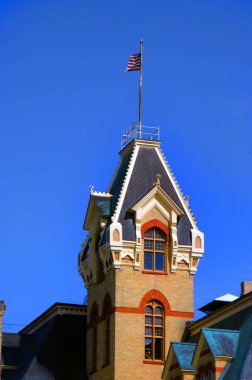 120 yaşında, Houghton, Michigan 'daki Viktorya dönemi adliyesi yerel kırmızı kumtaşı ve çatı için Superior Gölü bakırı ile tasarlandı..  