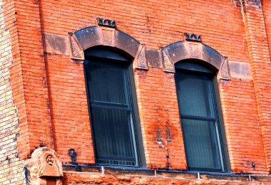 İki pencerenin üzerinde kırmızı kumtaşı kemerler var. Bina, Michigan 'ın Yukarı Penninsula bölgesinden yerel olarak çıkarılan kırmızı kumtaşı tuğlalarından oluşuyor..