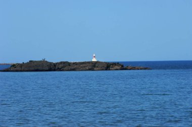 Marquette Körfezi 'nin mavi suları Presque Adası Deniz feneri ve dalgakıranı çerçeveler..