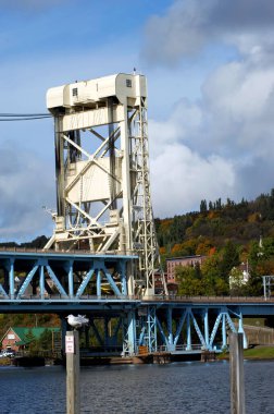 Portage Gölü, Hancock ve Houghton, Michigan 'ı birbirine bağlayan Portage Lake Lift Köprüsü' nde hizmet vermektedir. Quincy Hill arka planda sonbahar rengiyle kaplıdır.