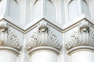 Kilise binasının ayrıntıları parşömen işleri ve karmaşık mimari kalıpları içeriyor. Açılar derinlik ve tekdüzelik ekler.