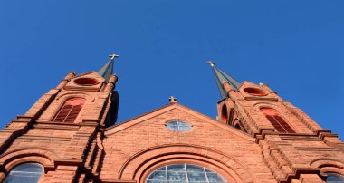 Mavi gökyüzü, Yukarı Yarımada, Michigan 'daki Calumet' teki Saint Paul Appostle Kilisesi 'nin üç haçı ile bağlantılı. Kilise yerel kumtaşından yapılmıştır..