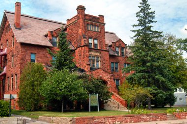 Finlandiya Koleji Kampüsü 'nde bulunan eski ana bina Jacobsville' den inşa edilmiş ve Yukarı Yarımada 'da yerel bir taş ocağıdır. Çatısı, yatakhanesi ve kulesi var..