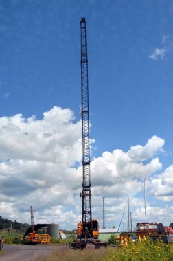 Uzun vinç mavi gökyüzünü dolduruyor. Crane Ripley, Michigan yakınlarında oturuyor Yukarı Yarımada 'da.  