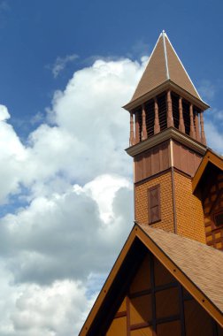 Altın, ahşap, boyanmış kilise Viktorya Dönemi Yapıştırma Mimarisi 'ne bir örnektir. İlk Cemaat Kilisesi Michigan, Linden Gölü 'nde yer almaktadır..