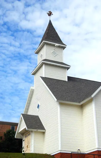 Hancock, Michigan 'daki Finlandiya Üniversitesi' nde St. Mathew Kilisesi olarak adlandırılan beyaz, ahşap kilisenin çapraz finalli gri çatılı kubbesi vardır..