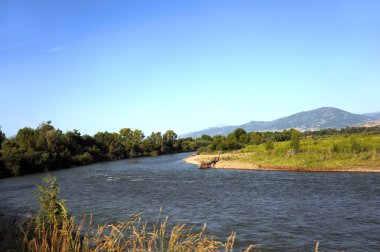 Yellowstone Nehri 'nin kıvrımlı kıyı şeridi Mutlu Vadi Montana' daki uzak dağlarda kaybolur..