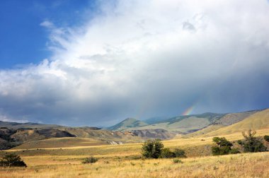 Wyoming 'deki Yellowstone Ulusal Parkı' nın kuzey kapısında, dağların üzerinde çifte gökkuşağı oluşur..