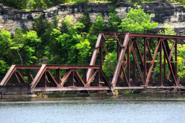 Arkansas Ozarks Demiryolu Kunduz, Arkansas yakınlarındaki bu demiryolu köprüsünü kapattı. Çelik çerçeve bu noktada Beyaz Nehir 'i geçer..