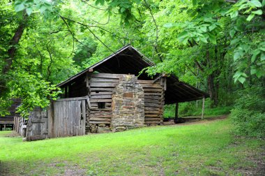 Arkansas Ozarks 'taki Boxley Vadisi' ndeki tarihi köyler el oyması odunlardan yapılmıştır. Kulübenin bacası taştan ve bir odası var..