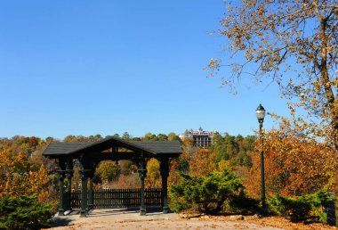 East Mountain Overlook 'da, Crescent Hotel Eureka Springs, Arkansas' ta sonbaharın portakal ve altınlarının üzerinde yükselir..