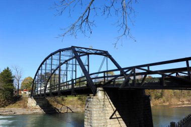 Kuzey Arkansas 'taki War Eagle Mills' de Kara Çelik Köprü Savaş Kartalı Nehri 'ni geçer. Tarihi köprü bir şeritte duruyor..