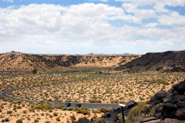 Petroglyph Ulusal Anıtı, Albuquerque, New Mexico 'nun hemen dışında, petrogliflerle dolu. Batı Mesa 'nın tepesinden görüntüler alınır. Parkların bazalt kayaları üzerinde dururlar..