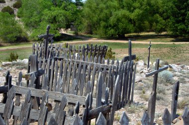 Yıpranmış cesetler, New Mexico 'nun ilk yerleşimcilerinin mezarlarını işaretleyerek zamana meydan okuyorlar. Santa Fe 'nin dışındaki El Rancho Del las Golondrinas çiftliğinin bir parçası..