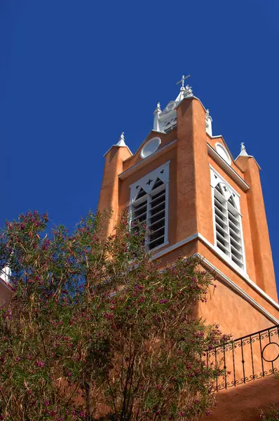 San Felipe de Neri Kilisesi, Albuquerque, New Mexico 'daki Old Town' da yer almaktadır. Görüntü mavi gökyüzü tarafından çerçevelenmiş çan kulesini gösteriyor.
