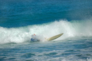 Sörfçü kaza yapar ve Hawaii, Kauai açıklarındaki sularda sörf yapmaktan zevk aldığı için spreyle gömülür..                             