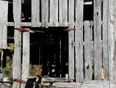 Derelict Barn 'daki çatı katının kapısı yok. Kapının olması gereken yerde paslı menteşeler var. Açılış şekli bir blok gibi..