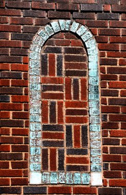 Boyanmış turkuaz çerçeveli kırmızı tuğlalı bacanın arkaplan görüntüsü.