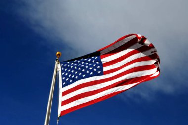 Parlak mavi gökyüzü tamamen açılmış bir Amerikan bayrağını çerçeveledi..