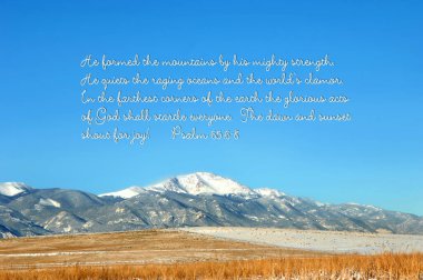 Colorado Rocky Dağları 'ndaki Pike' s Peak 'in arka planındaki ilham verici mısralar. Altın alan önplanı doldurur.