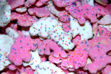 Kurabiye yığını yığının içinde yatıyor. Buzlu kurabiyeler liberal miktarda şekerle kaplıdır..