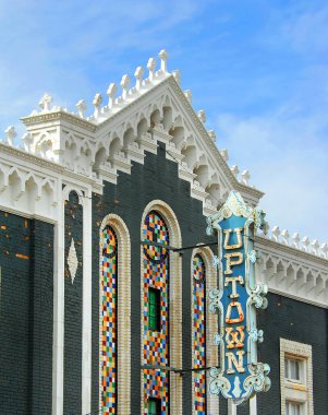 Tarihi Uptown Theatre, Wichita, Kansas 'ta yer almaktadır. Gri boyalı tuğla ve beyaz mimari detaylar eski sinema salonunu geliştirdi.