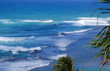 Güzel turkuaz su ve yuvarlanan dalgalar Kauai Adası 'ndaki Kalalau Patikası' nı geçerken gözleri selamlar..