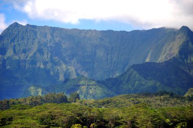 Dev Zümrüt Dağları, tropikal Kauai adasının üzerinde beliriyor..  