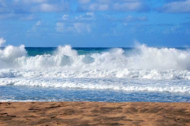 Hawaii, Kauai 'deki Polihale Sahili Eyalet Parkı' nda dalgalar kopuyor, köpürüyor ve püskürtüyor..