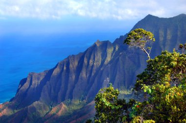 Napali Coast State Park Batı Kauai 'de yer almaktadır. Bu yukarıdan bakınca Kalalau Vadisi ve Kauai Adası 'ndaki Pali Dağları görünüyor..