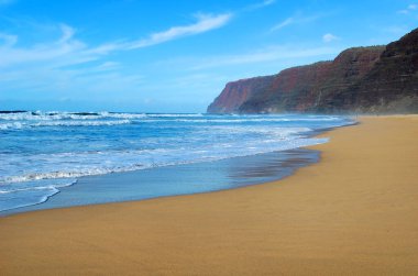Plaj Pali Dağları 'na doğru kaybolur. Hawaii, Kauai adasında sahil ıssız ve huzurlu..