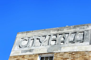 Eudora, Arkansas 'taki belediye binası mavi gökyüzü tarafından çerçevelenmiştir. Görüntü, bina üzerindeki 