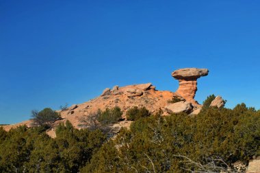 Tesuque, New Mexico 'da bulunan Camel Rock mavi gökyüzüne karşı duruyor. Erozyondan oluşan dönüm noktası cazibesi.