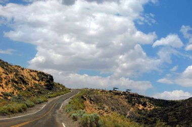 Albuquerque, New Mexico 'daki Petroglyph Ulusal Anıtı' nın Boca Negra Yukarı Kanyonu etrafındaki yol kıvrımları.