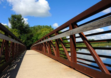 Yahara Nehri Patikası, Yahara Nehri üzerinde bir köprü ve Stoughton, Wisconsin 'de Cooper' s Causeway ile başlar..